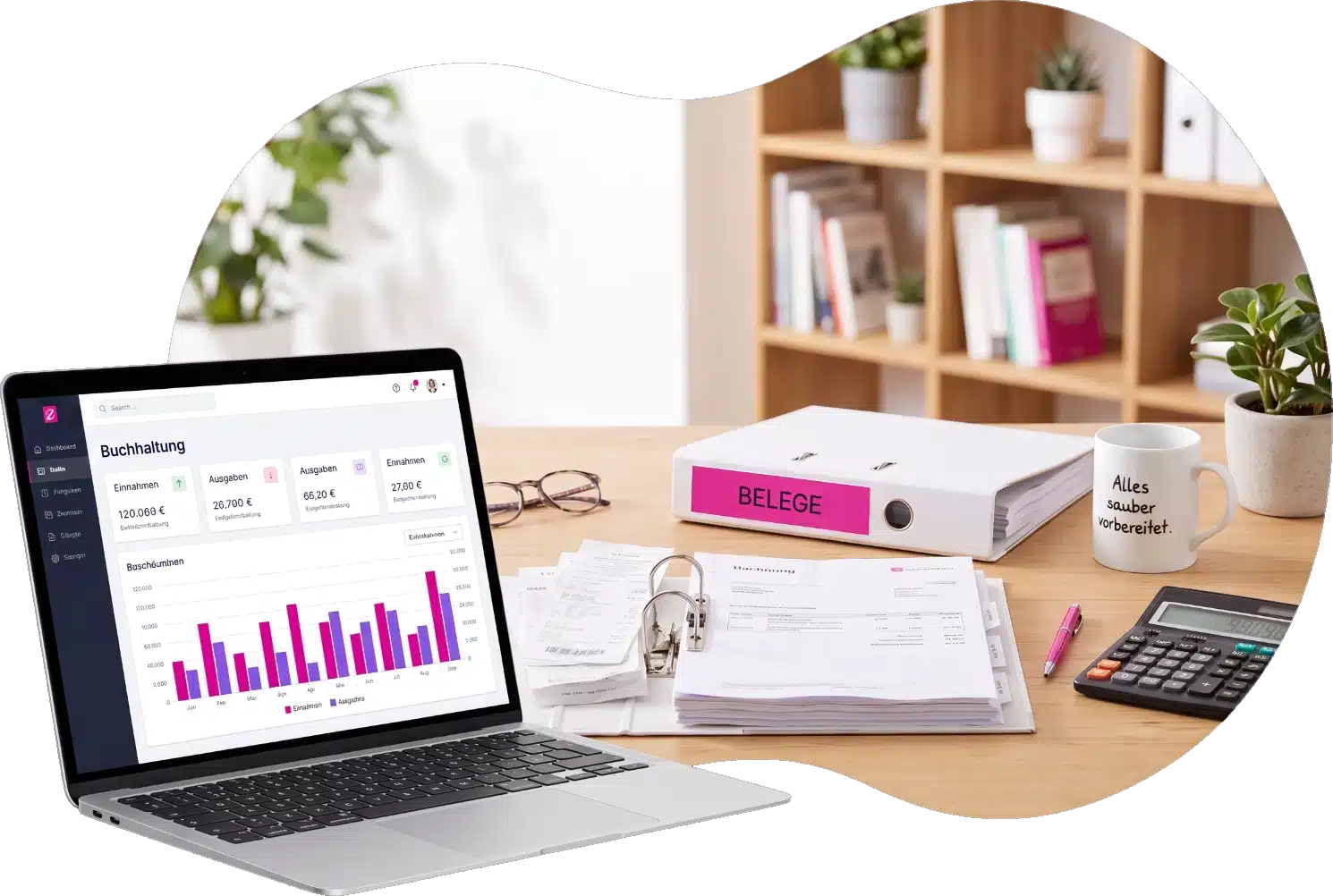 Schreibtisch mit Laptop und Buchhaltungs-Dashboard, Ordner „Belege“, Belegstapel, Taschenrechner und Tasse